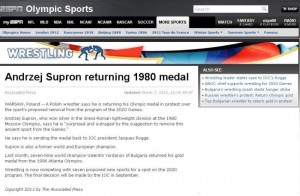 Andrzej Supron zwraca medal do MKOl, fot. ESPN